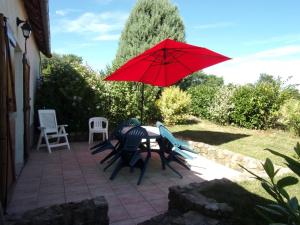 Maisons de vacances Ravissante Fermette Renovee avec Jardin Clos, Cheminee et WiFi - Animaux Acceptes - FR-1-489-83 : photos des chambres