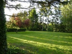 Maisons de vacances Maison spacieuse avec jardin clos, piscine privative et sauna, proche centre de Saint-Pourcain - FR-1-489-60 : photos des chambres