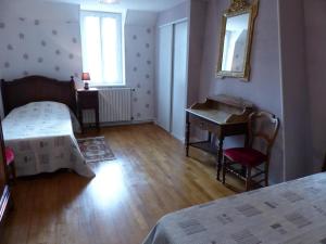 Maisons de vacances Maison spacieuse avec jardin clos, piscine privative et sauna, proche centre de Saint-Pourcain - FR-1-489-60 : photos des chambres