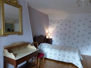 Maisons de vacances Maison spacieuse avec jardin clos, piscine privative et sauna, proche centre de Saint-Pourcain - FR-1-489-60 : photos des chambres