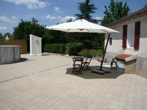 Maisons de vacances Maison spacieuse avec jardin clos, piscine privative et sauna, proche centre de Saint-Pourcain - FR-1-489-60 : photos des chambres