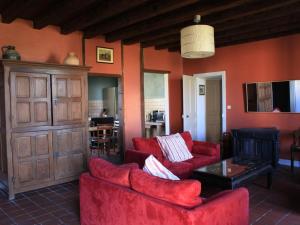 Maisons de vacances Grande Ferme avec Piscine Privative et Jardin, Proche Etang, Chappes - FR-1-489-90 : photos des chambres