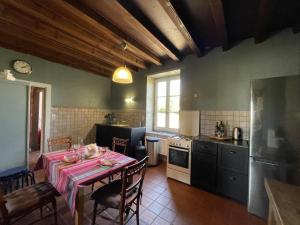 Maisons de vacances Grande Ferme avec Piscine Privative et Jardin, Proche Etang, Chappes - FR-1-489-90 : photos des chambres