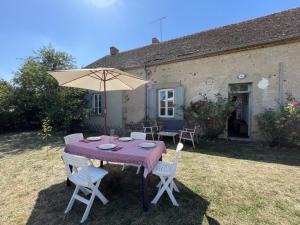 Maisons de vacances Grande Ferme avec Piscine Privative et Jardin, Proche Etang, Chappes - FR-1-489-90 : photos des chambres