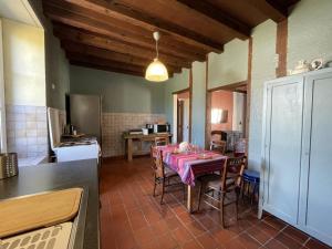 Maisons de vacances Grande Ferme avec Piscine Privative et Jardin, Proche Etang, Chappes - FR-1-489-90 : photos des chambres