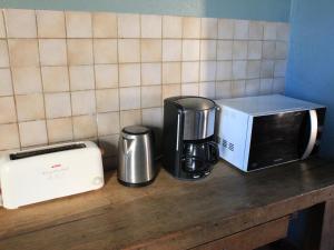 Maisons de vacances Grande Ferme avec Piscine Privative et Jardin, Proche Etang, Chappes - FR-1-489-90 : photos des chambres