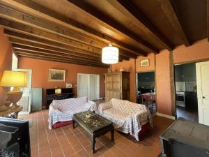 Maisons de vacances Grande Ferme avec Piscine Privative et Jardin, Proche Etang, Chappes - FR-1-489-90 : photos des chambres