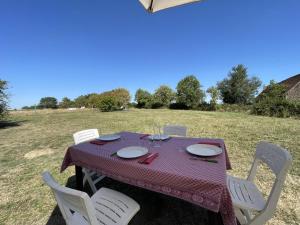Maisons de vacances Grande Ferme avec Piscine Privative et Jardin, Proche Etang, Chappes - FR-1-489-90 : photos des chambres