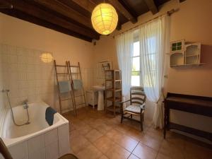 Maisons de vacances Grande Ferme avec Piscine Privative et Jardin, Proche Etang, Chappes - FR-1-489-90 : photos des chambres