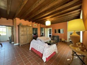 Maisons de vacances Grande Ferme avec Piscine Privative et Jardin, Proche Etang, Chappes - FR-1-489-90 : photos des chambres