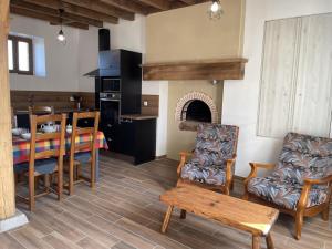 Maisons de vacances Charmant gite a la ferme avec tout confort, proche de Bourbon-l'Archambault, ideal pour randos et curistes - FR-1-489-432 : photos des chambres