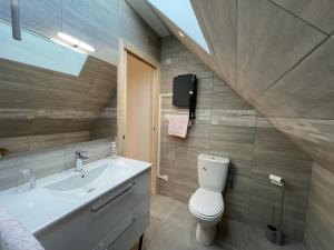 Maisons de vacances Charmant gite a la ferme avec tout confort, proche de Bourbon-l'Archambault, ideal pour randos et curistes - FR-1-489-432 : photos des chambres