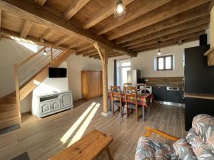 Maisons de vacances Charmant gite a la ferme avec tout confort, proche de Bourbon-l'Archambault, ideal pour randos et curistes - FR-1-489-432 : photos des chambres