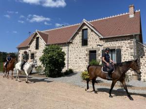 Maisons de vacances Charmant gite a la ferme avec tout confort, proche de Bourbon-l'Archambault, ideal pour randos et curistes - FR-1-489-432 : photos des chambres