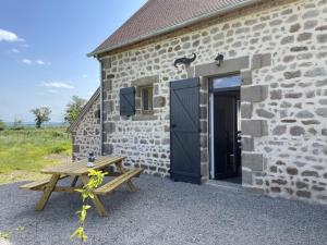 Maisons de vacances Charmant gite a la ferme avec tout confort, proche de Bourbon-l'Archambault, ideal pour randos et curistes - FR-1-489-432 : photos des chambres