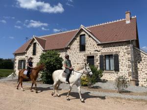 Maisons de vacances Charmant gite a la ferme avec tout confort, proche de Bourbon-l'Archambault, ideal pour randos et curistes - FR-1-489-432 : photos des chambres