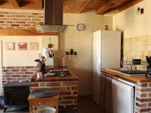Maisons de vacances Gite renove avec cheminee, terrasse et jardin, proche de St Pourcain, ideal pour familles et animaux - FR-1-489-138 : photos des chambres