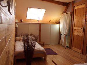 Maisons de vacances Gite renove avec cheminee, terrasse et jardin, proche de St Pourcain, ideal pour familles et animaux - FR-1-489-138 : photos des chambres