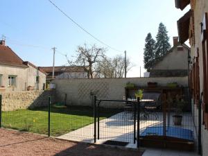 Maisons de vacances Gite renove avec cheminee, terrasse et jardin, proche de St Pourcain, ideal pour familles et animaux - FR-1-489-138 : photos des chambres
