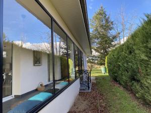 Maison contemporaine avec jardin au calme, proche centre village - FR-1-489-417