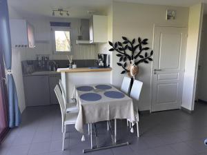 Maisons de vacances Maison de charme avec terrasse privee et activites familiales, proche de Souvigny et St Pourcain sur Sioule - FR-1-489-93 : photos des chambres