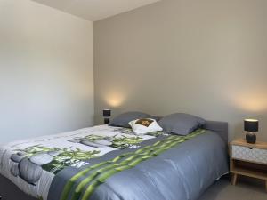 Maisons de vacances Gite renove avec piscine chauffee couverte, climatisation, proche randonnees et attractions locales - FR-1-489-471 : photos des chambres
