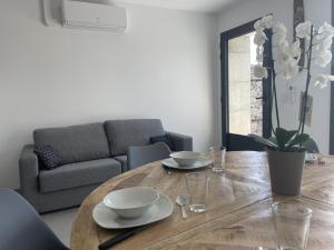Maisons de vacances Gite renove avec piscine chauffee couverte, climatisation, proche randonnees et attractions locales - FR-1-489-471 : photos des chambres