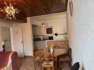 Maisons de vacances Maison independante avec jardin et terrasse, idealement situee entre Moulins et Vichy - FR-1-489-544 : photos des chambres