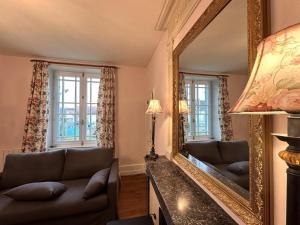 Maison de charme avec grand jardin, au cœur dun village proche de Nevers - FR-1-489-556