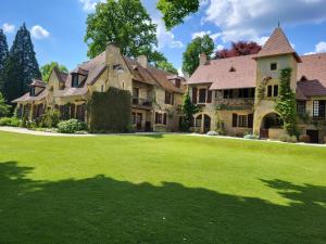 Maisons de vacances Maison authentique avec grand jardin et confort moderne a Lurcy-Levis - FR-1-489-556 : photos des chambres