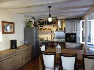 Maisons de vacances Gite chaleureux a la ferme pres de Vulcania avec jardin et activites enfants - FR-1-489-166 : photos des chambres