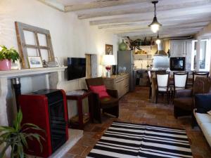 Gîte de Charme en Ferme du XVIIe siècle avec Internet - FR-1-489-166