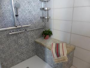 Maisons de vacances Gite chaleureux a la ferme pres de Vulcania avec jardin et activites enfants - FR-1-489-166 : photos des chambres