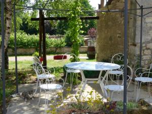 Maisons de vacances Gite chaleureux a la ferme pres de Vulcania avec jardin et activites enfants - FR-1-489-166 : photos des chambres