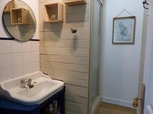 Maisons de vacances Ferme renovee avec charme, 4 chambres, grand jardin prive, cheminee, proche nature a Gouise ! - FR-1-489-374 : photos des chambres
