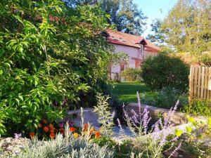 Maisons de vacances Ferme renovee avec charme, 4 chambres, grand jardin prive, cheminee, proche nature a Gouise ! - FR-1-489-374 : photos des chambres