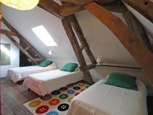 Maisons de vacances Grande maison avec piscine couverte, flipper et charme industriel en pleine campagne - FR-1-497-46 : photos des chambres