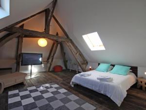 Maisons de vacances Grande maison avec piscine couverte, flipper et charme industriel en pleine campagne - FR-1-497-46 : photos des chambres