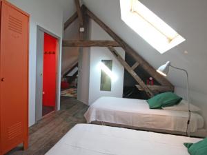 Maisons de vacances Grande maison avec piscine couverte, flipper et charme industriel en pleine campagne - FR-1-497-46 : photos des chambres