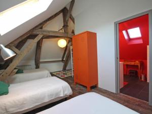Maisons de vacances Grande maison avec piscine couverte, flipper et charme industriel en pleine campagne - FR-1-497-46 : photos des chambres