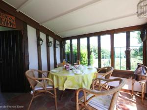 Charme Authentique à Bonnevent avec Vue et Calme - FR-1-497-81