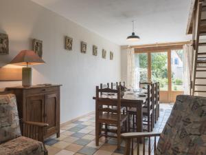 Maisons de vacances Gite familial en ferme equestre avec piscine, nature et confort a Souvigny - FR-1-489-466 : photos des chambres