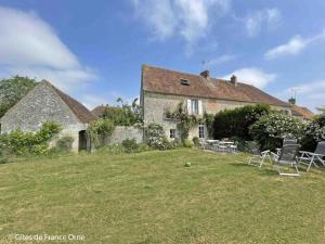 Maisons de vacances Maison de caractere avec jardin, proche d'Argentan, ideale pour peche et detente en campagne - FR-1-497-131 : photos des chambres