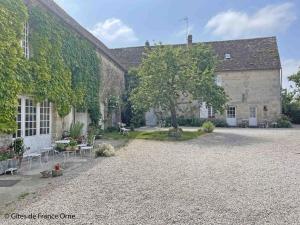 Maisons de vacances Maison de caractere avec jardin, proche d'Argentan, ideale pour peche et detente en campagne - FR-1-497-131 : photos des chambres