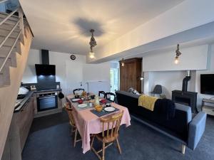 Maisons de vacances Gite Champetre avec Animaux, Spa et Tout Confort en Pleine Nature Bourbonnaise - FR-1-489-539 : photos des chambres