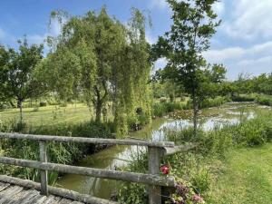 Maisons de vacances Maison de caractere avec jardin, proche d'Argentan, ideale pour peche et detente en campagne - FR-1-497-131 : photos des chambres