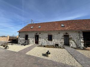 Maisons de vacances Gite avec Spa, Cheminee, Nature et Confort a Montaigu-le-Blin - FR-1-489-522 : photos des chambres