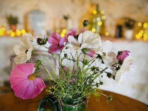Maisons de vacances Gite avec Spa, Cheminee, Nature et Confort a Montaigu-le-Blin - FR-1-489-522 : photos des chambres