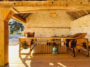 Maisons de vacances Gite avec Spa, Cheminee, Nature et Confort a Montaigu-le-Blin - FR-1-489-522 : photos des chambres