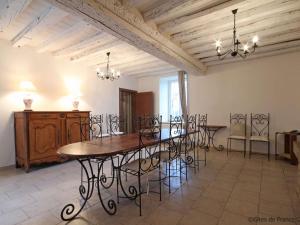 Maisons de vacances Gite familial avec jardin, proche chemins de randonnee, ideal pour 12 pers. avec salle de reception - FR-1-497-118 : photos des chambres
